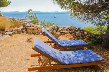 Apartmány Nina - terasa s lehátky na opalování, Vela Planica, ostrov Brač, Chorvatsko