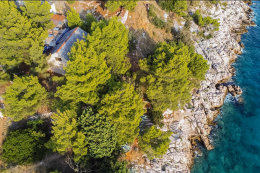 Apartmány Nina - snímek z dronu, Vela Planica, ostrov Brač, Chorvatsko