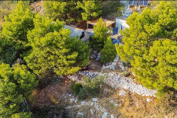 Apartmány Nina - snímek z dronu, Vela Planica, ostrov Brač, Chorvatsko