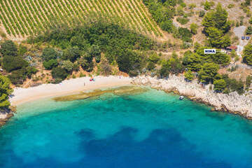 Dům Nina v sousední zátoce vedle zátoky Vela Planica - letecký pohled, ostrov Brač, Chorvatsko
