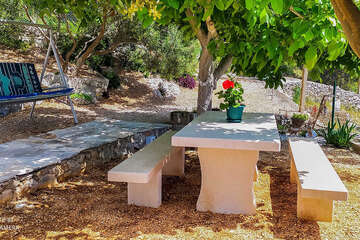 Apartmán Nikša - posezení na zahrádce, Vela Farska, ostrov Brač, Chorvatsko