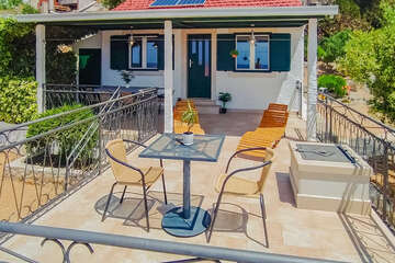 Apartmán Nikša - posezení na terase, Vela Farska, ostrov Brač, Chorvatsko