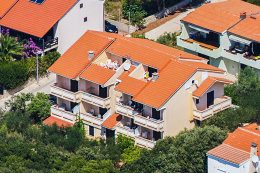 Apartmány Mandre 12 - letecký pohled na dům, Mandre, ostrov Pag, Chorvatsko