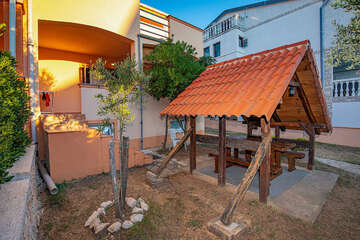 Apartmány Bojan - posezení u domu, Povljana, ostrov Pag, Chorvatsko