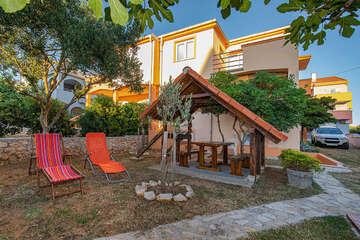 Apartmány Bojan - posezení u domu, Povljana, ostrov Pag, Chorvatsko