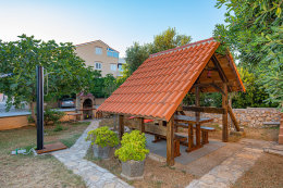 Apartmány Bojan - sprcha a posezení u domu, Povljana, ostrov Pag, Chorvatsko