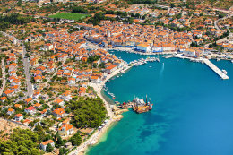 Město Cres - letecký pohled, ostrov Cres, Chorvatsko
