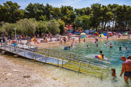 Vodice - pláž v centru, Šibenická riviéra, Chorvatsko