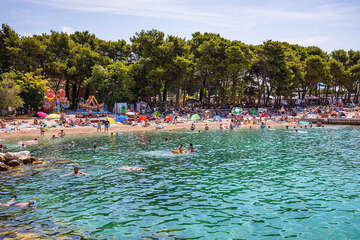 Vodice - pláž v centru, Šibenická riviéra, Chorvatsko