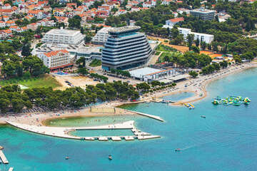 Vodice - pláž v centru - letecký pohled, Šibenická riviéra, Chorvatsko
