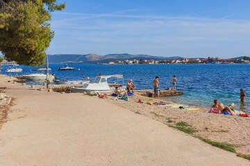 Brodarica pláže, Šibenická riviéra, Chorvatsko