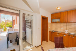 A9 -  apartmány Roza pro 2-4 osoby, horní budova - přízemí,  Mandre, ostrov Pag