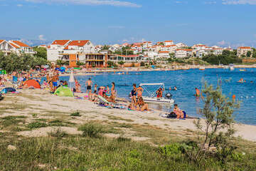 Povljana, oblázková pláž Mali Dubrovnik, Chorvatsko