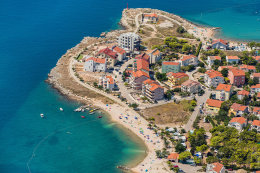 Povljana - letecký pohled na pláž Mali Dubrovnik (v popředí), ostrov Pag, Chorvatsko