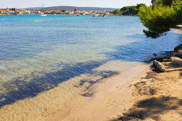Sukošan - písečné pláže západně od starého centra (v blízkosti kempů)  Zadarská riviéra, Chorvatsko