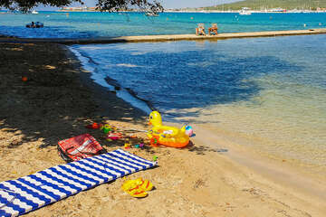 Písečné pláže západně od starého centra, Sukošan, Zadarská riviéra, Chorvatsko