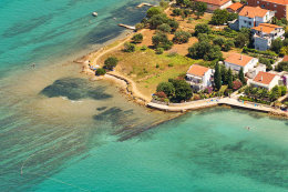 Oblázkové pláže v blízkosti pláže Punta - letecký pohled,  Sukošan, Zadarská riviéra, Chorvatsko