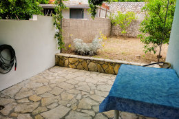 S4 - apartmány Luna I - posezení na terase v soukromí za domem (přístup dveřmi ze studia), Živogošće - Mala Duba, Makarská riviéra, Chorvatsko