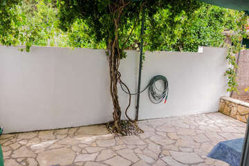 S4 - apartmány Luna I - terasa v soukromí za domem (přístup dveřemi ze studia), Živogošće - Mala Duba, Makarská riviéra, Chorvatsko