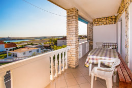 Apartmány Draga - terasa apartmánu A1, Dinjiška, ostrov Pag, Chorvatsko