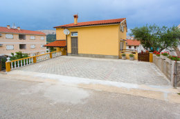 Apartmány Marijo - parkoviště u domu, Baška, ostrov Krk, Chorvatsko