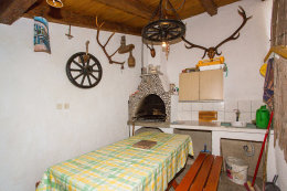 Apartmány Marijo - místnost s grilem, Baška, ostrov Krk, Chorvatsko