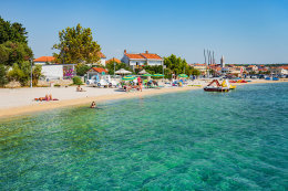 Pakoštane - oblázkové pláže, Zadarská riviéra, Chorvatsko