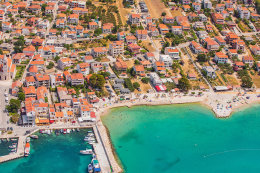 Pakoštane - letecký pohled, Zadarská riviéra, Chorvatsko