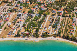 Pakoštane - letecký pohled, Zadarská riviéra, Chorvatsko