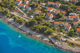 Postira - letecký pohled, ostrov Brač, Chorvatsko