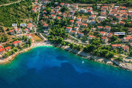 Postira - letecký pohled, ostrov Brač, Chorvatsko