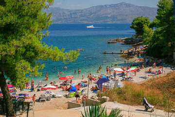 Postira - pláž Molo Lozna, ostrov Brač, Chorvatsko