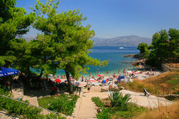 Postira - pláž Molo Lozna, ostrov Brač, Chorvatsko