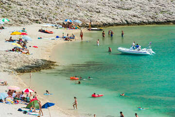 Metajna - pláž Ručica, ostrov Pag, Chorvatsko