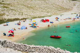 Metajna - pláž Ručica, ostrov Pag, Chorvatsko