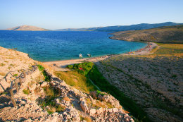 Metajna - pláž Ručica, ostrov Pag, Chorvatsko