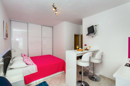 Růžové studio - apartmány Bagarić, Medići, Chorvatsko