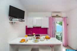 Růžové studio - apartmány Bagarić, Medići, Chorvatsko