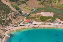 Pláž Caska, ostrov Pag, Chorvatsko 