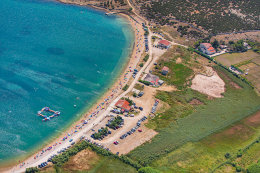 Pláž Caska, ostrov Pag, Chorvatsko 