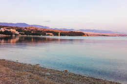 Pláž Caska, ostrov Pag, Chorvatsko 