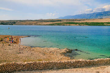 Písčitooblázková pláž Prnjica, ostrov Pag, Chorvatsko 