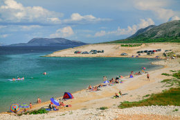 Písčitooblázková pláž Prnjica, ostrov Pag, Chorvatsko 