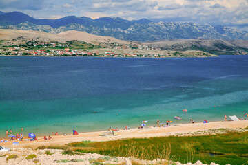 Písčitooblázková pláž Prnjica, ostrov Pag, Chorvatsko 