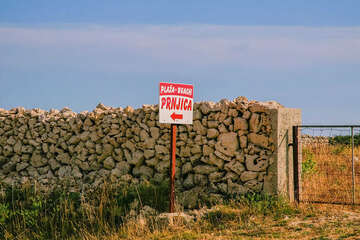 Písčitooblázková pláž Prnjica, ostrov Pag, Chorvatsko 