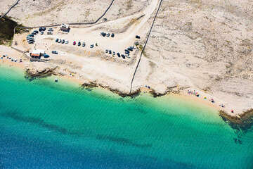 Písčitooblázková pláž Prnjica, ostrov Pag, Chorvatsko 