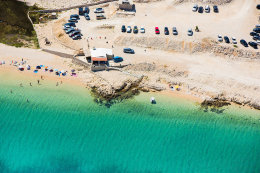 Písčitooblázková pláž Prnjica, ostrov Pag, Chorvatsko 