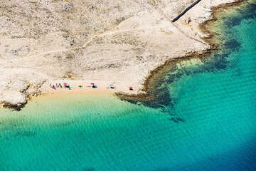 Písčitooblázková pláž Prnjica, ostrov Pag, Chorvatsko 