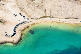 Písčitooblázková pláž Prnjica, ostrov Pag, Chorvatsko 