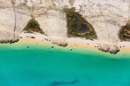 Písčitooblázková pláž Prnjica, ostrov Pag, Chorvatsko 